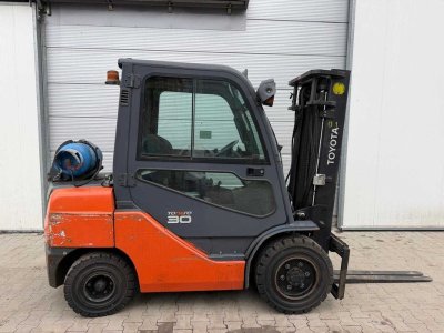 Wynajem wózków widłowych, paletowych, wysokiego składowania do kompletacji zamówień TOYOTA LPG i elektryczne 1 - 5 ton
